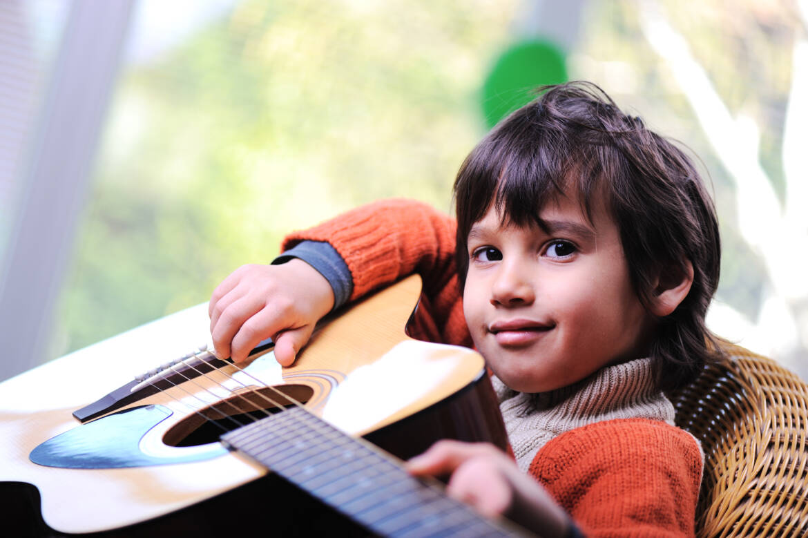 kid-playing-guitar-at-home_SYQ3_aHj.jpg